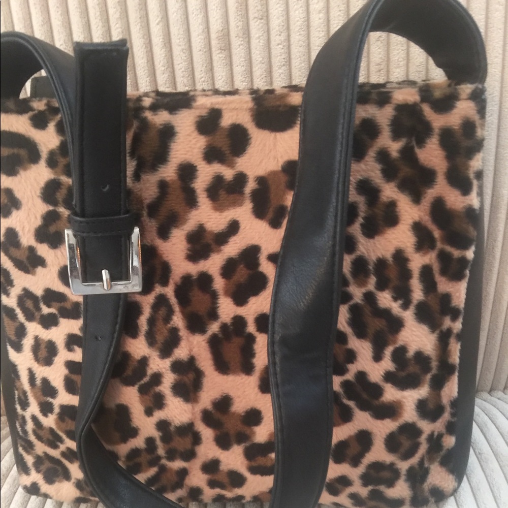Ladies animal print handbag.