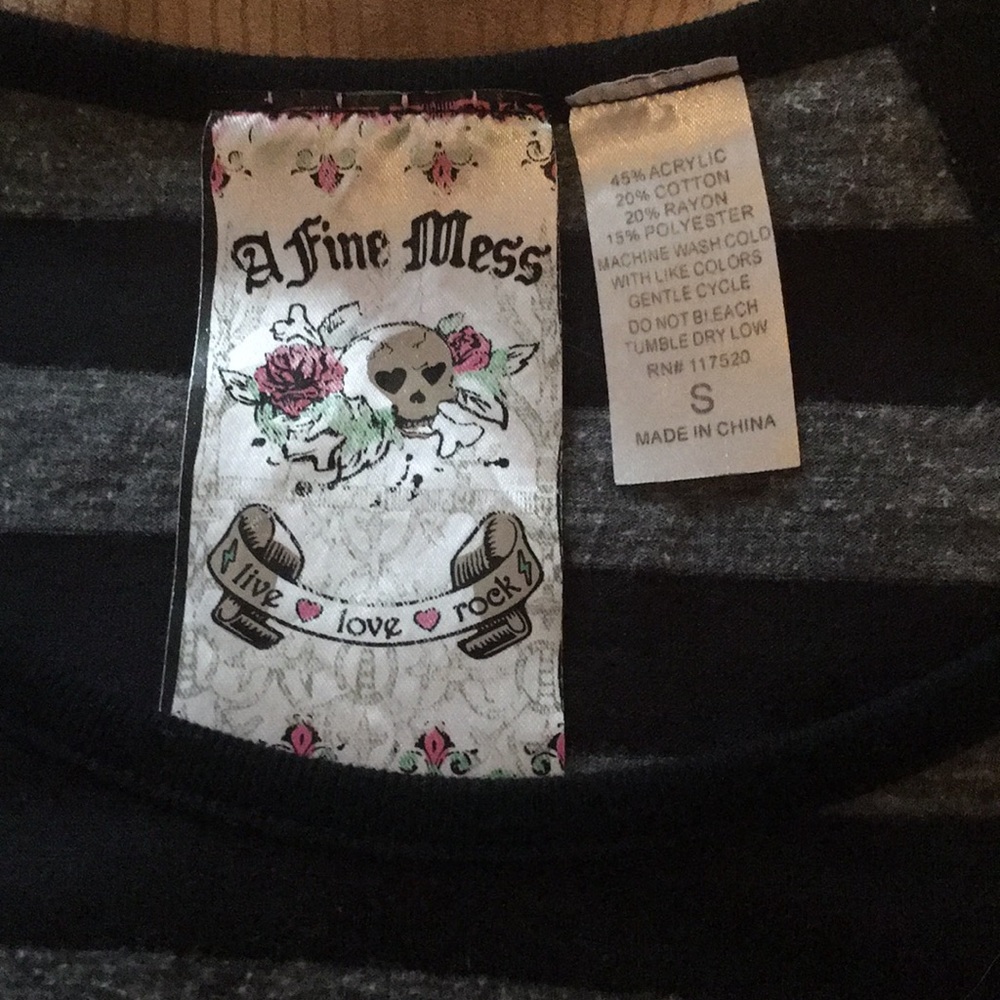 A Fine Mess short sleeve top. Size small - Picture 4 of 4
