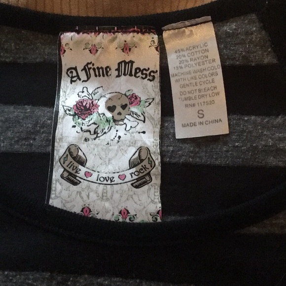 A Fine Mess short sleeve top. Size small - Picture 4 of 4