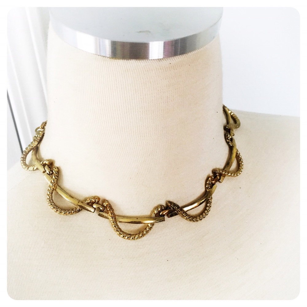 VINTAGE ~ Gold tone choker