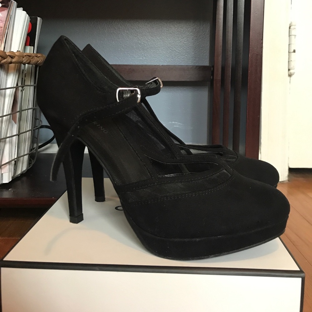 BLACK MESH-ACCENT MARY JANE PUMPS