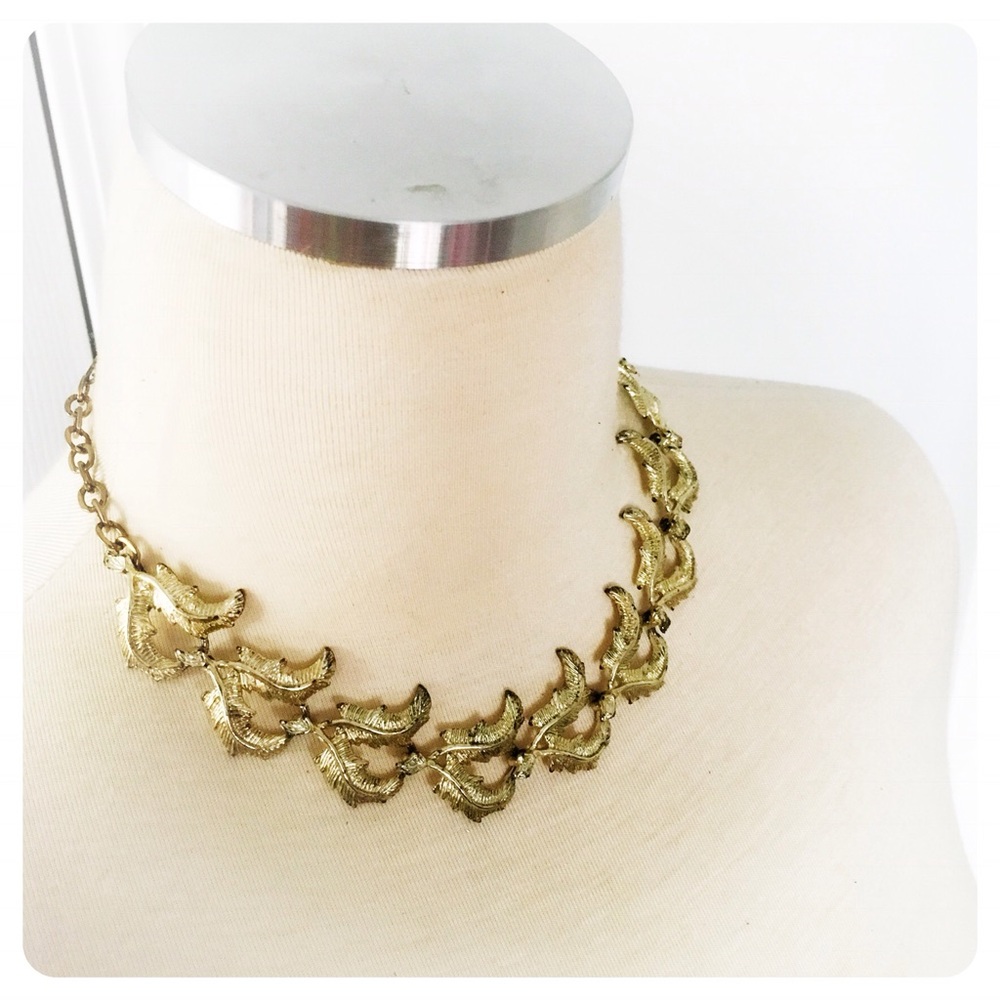 VINTAGE ~ Gold Tone Leaf choker