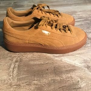 Suede Pumas!!