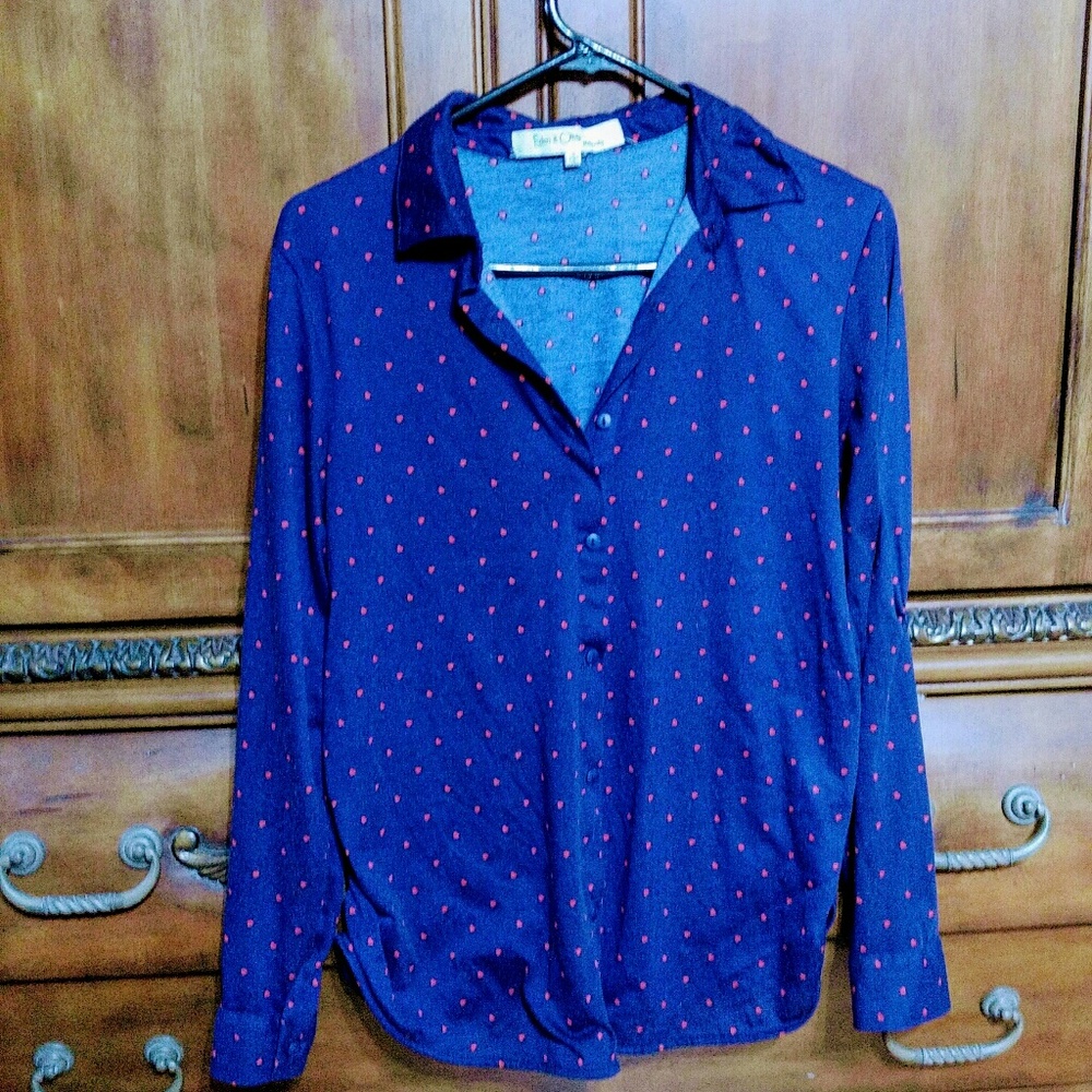 Cute maternity top.