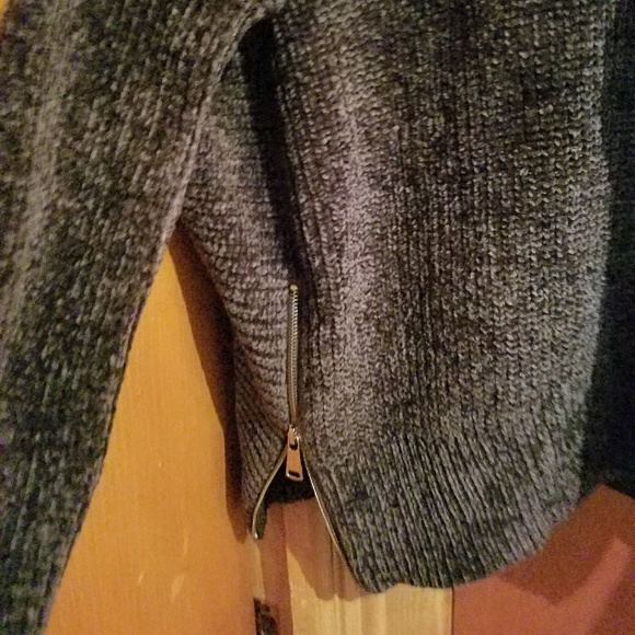 LAST ONE AVAILABLE R and J Couture sweater - Picture 4 of 6