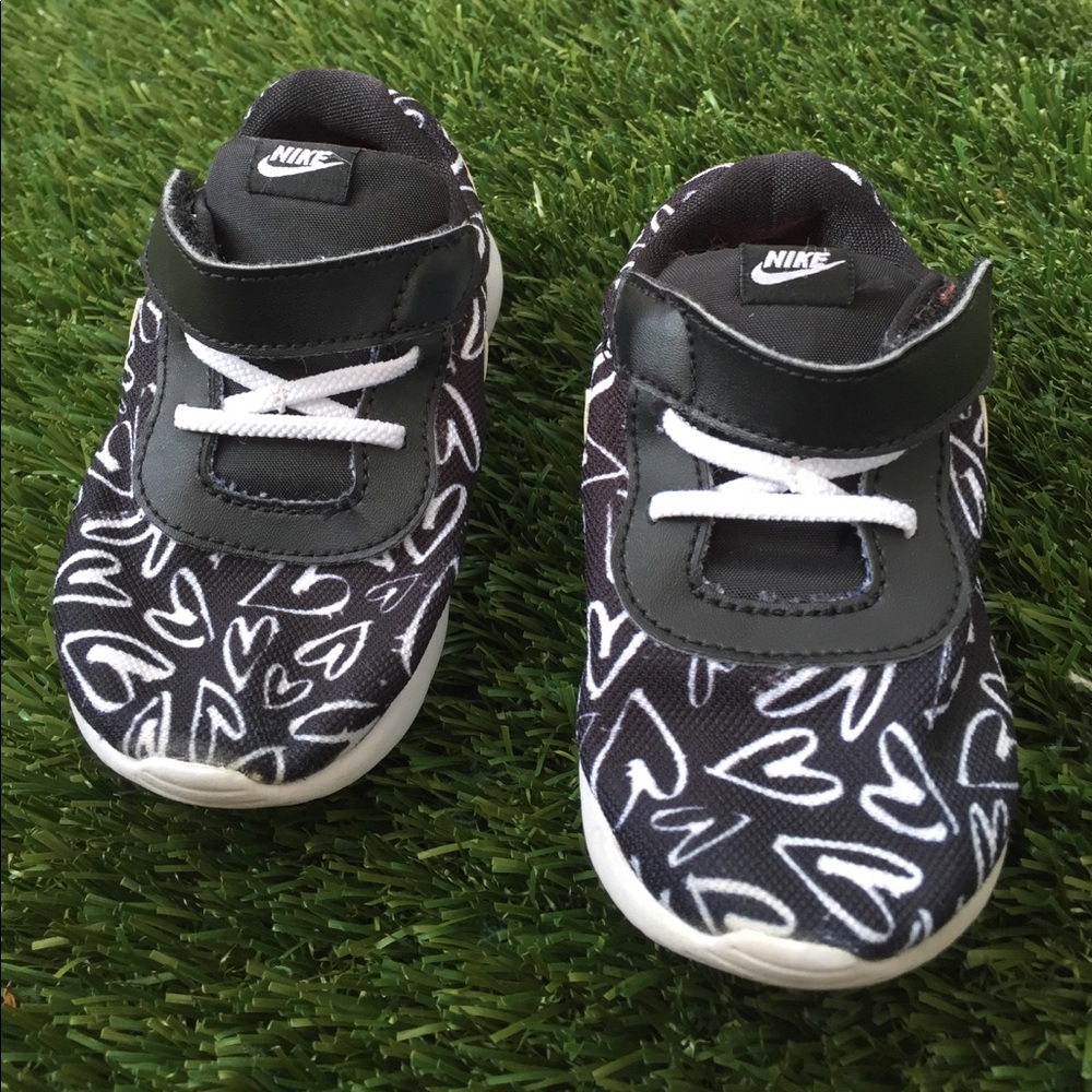 Girls Nike 7 toddler sneakers black hearts shoes