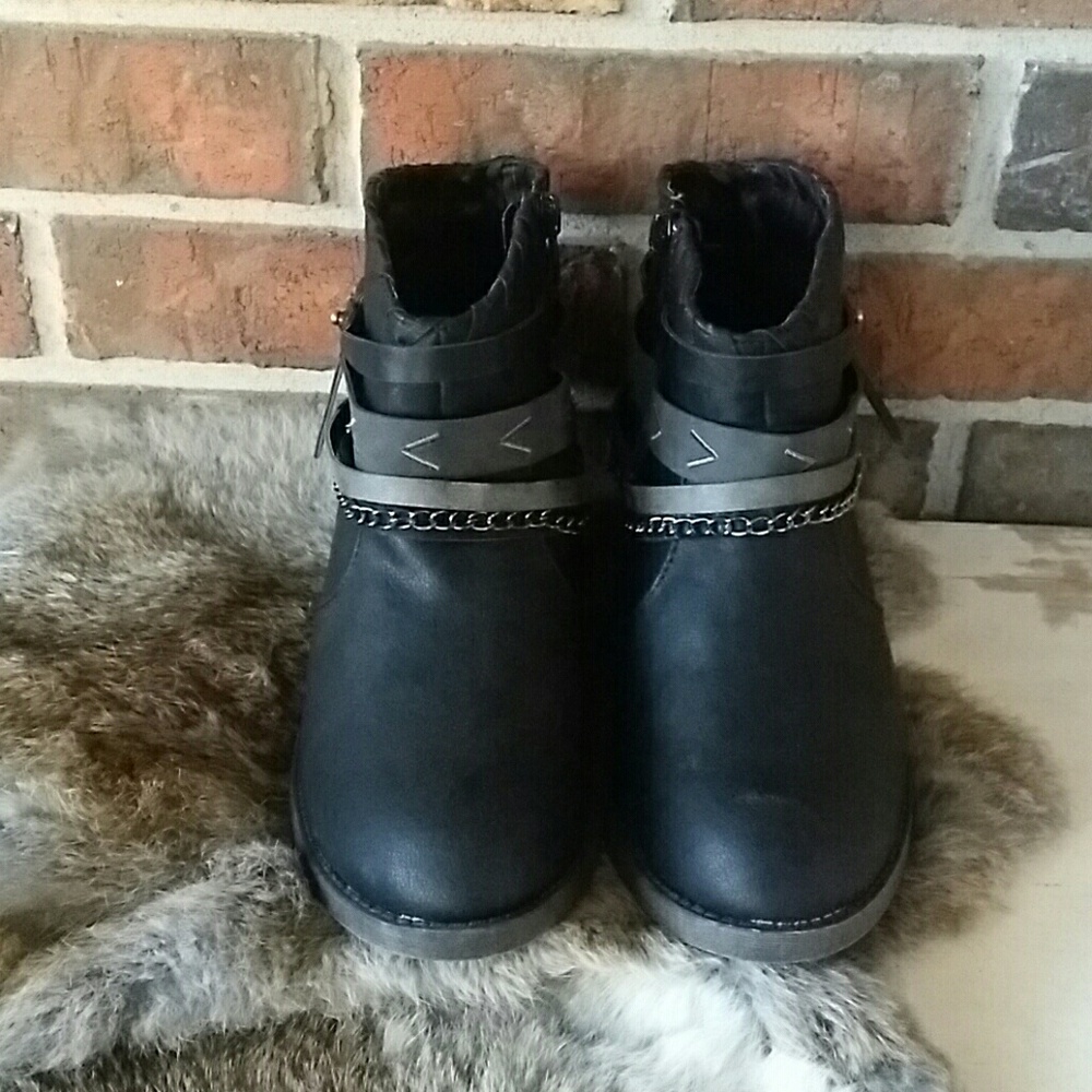 Adorable edgy black ankle