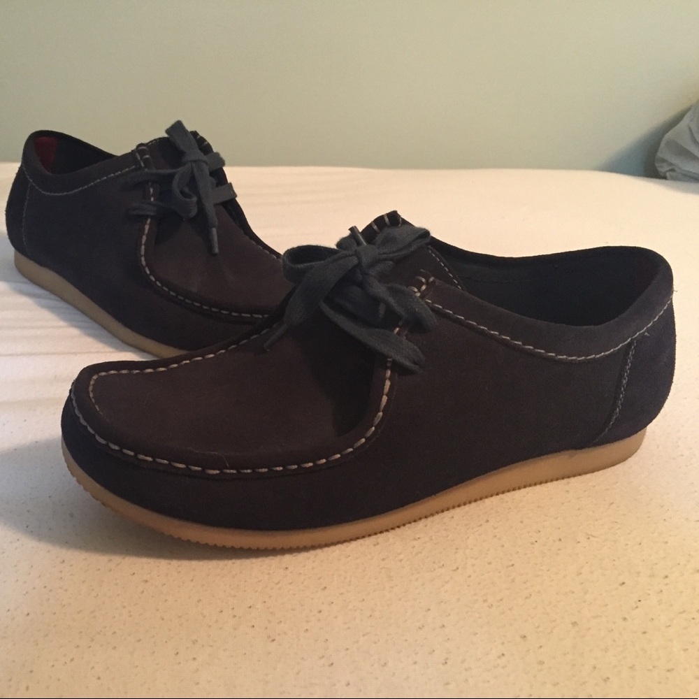 Clark Wallabee. Low cut. Dark blue. Size 9.5