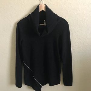 COZY BLACK TURTLE NECK SWEATER WITH ZIPPER DETAIL