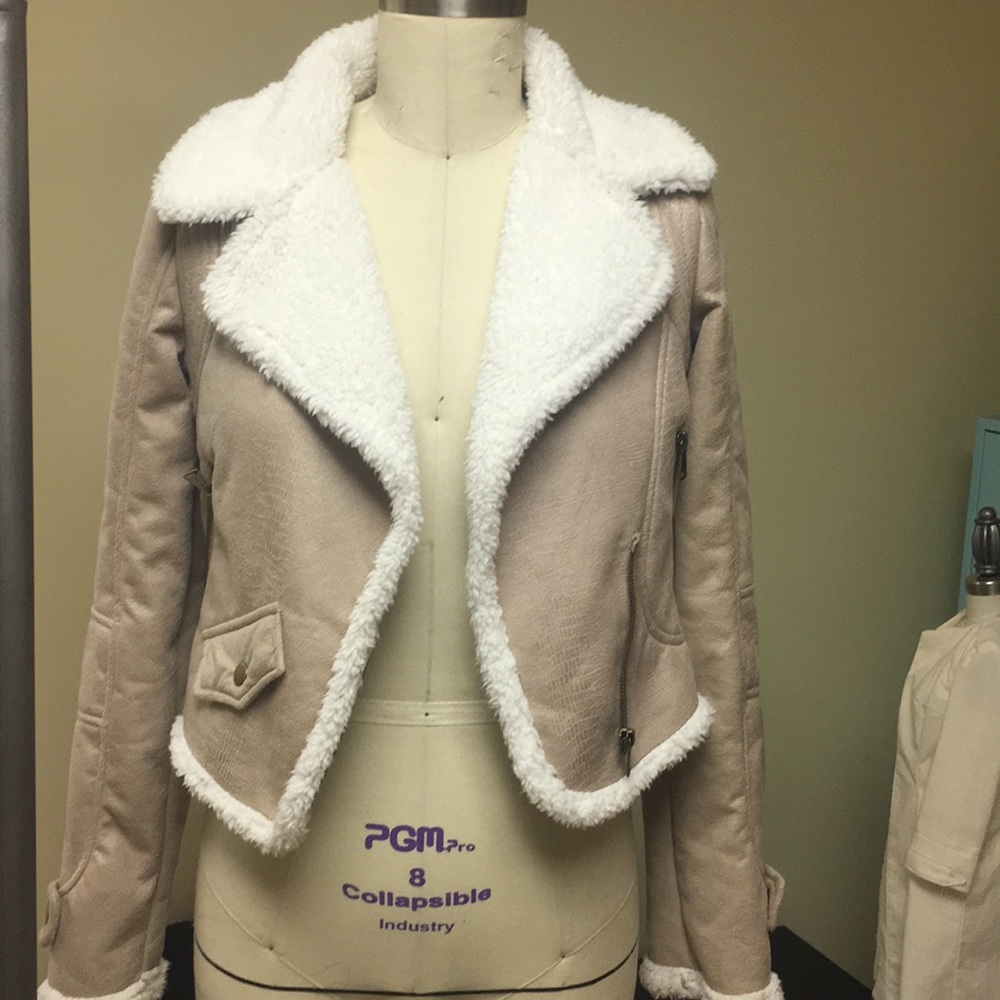Cropped faux suede coat with faux fur lining! ❤️