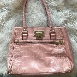 Baby pink purse ( Anne Klein)