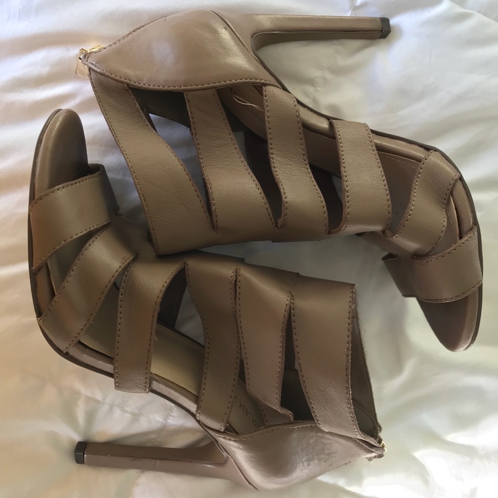 BCBGeneration LEATHER TAN HEELS SIZE 6