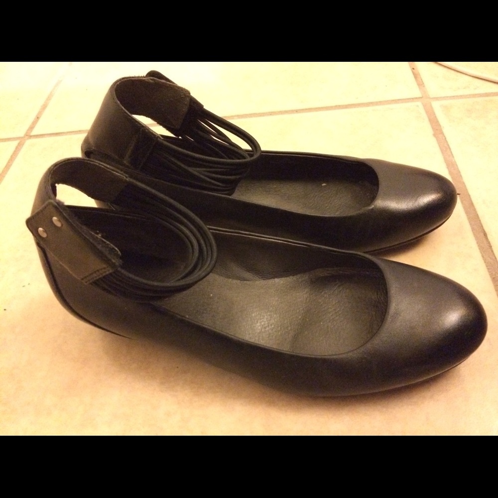 Tsubo Gylda ankle strap pumps flats
