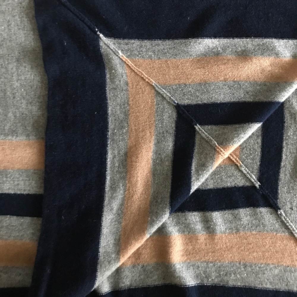 BCBG MAXAZRIA WYONA PONCHO. - Picture 8 of 8