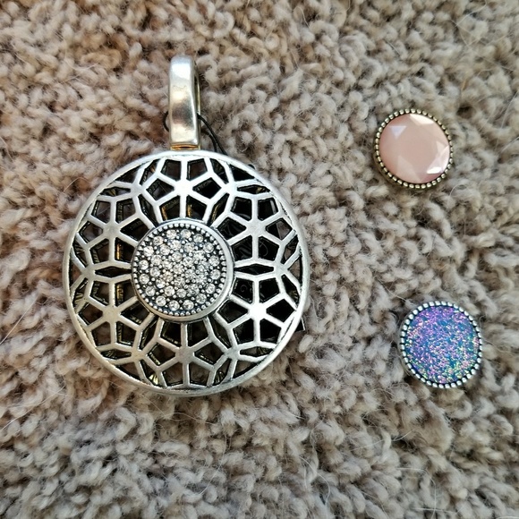 Premier Designs-girls Second Act enhancer - Picture 2 of 2