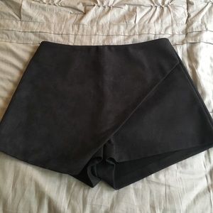 NWT LF SEEK black envelope skort