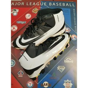Boys Nike Huarache mid baseball cleats size 4 1/2