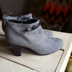Aerosoles black and gray ankle bootie