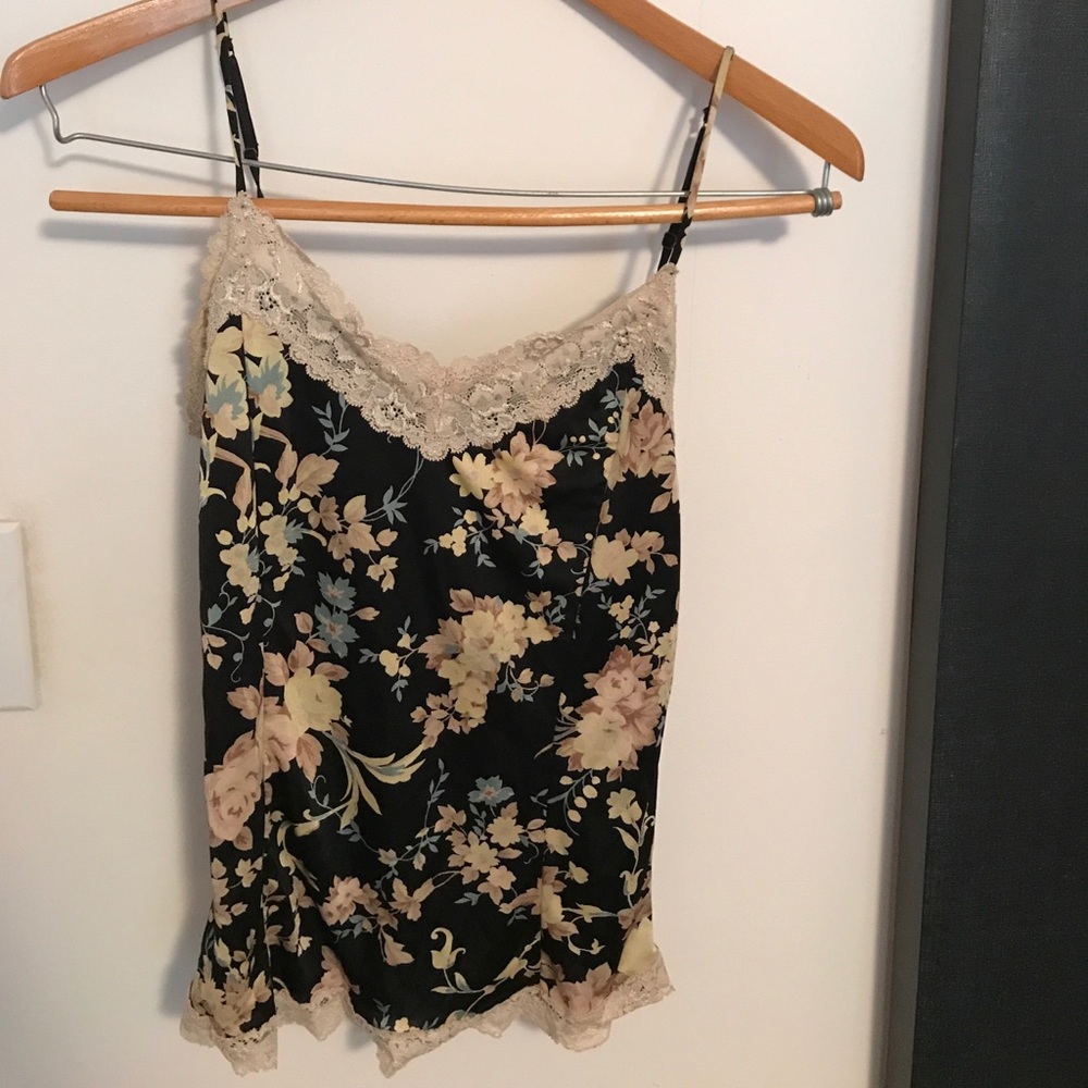 Stunning Lacey floral tank!