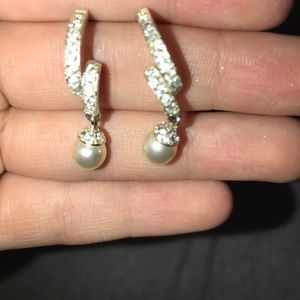 Dangle pearl earrings