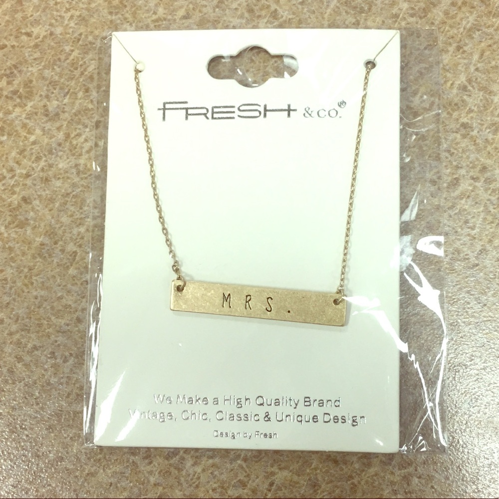 Mrs. necklace in gold