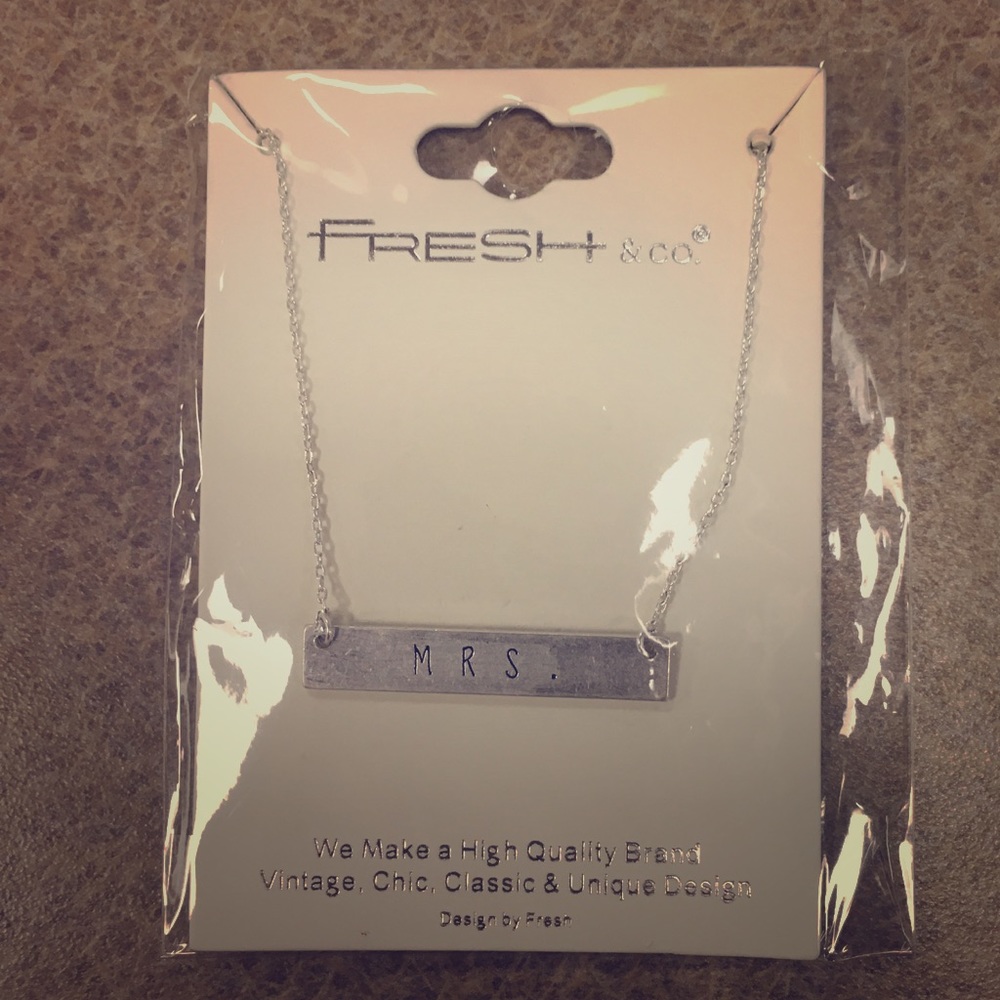 Mrs. necklace in matte silver