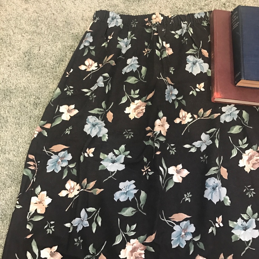 ⬇️Vintage Maxi w adorable floral print