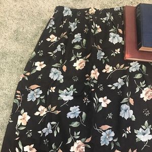 ⬇️Vintage Maxi w adorable floral print