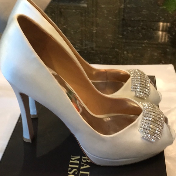 Badgley Mischka Julia White Shoes - Picture 3 of 8