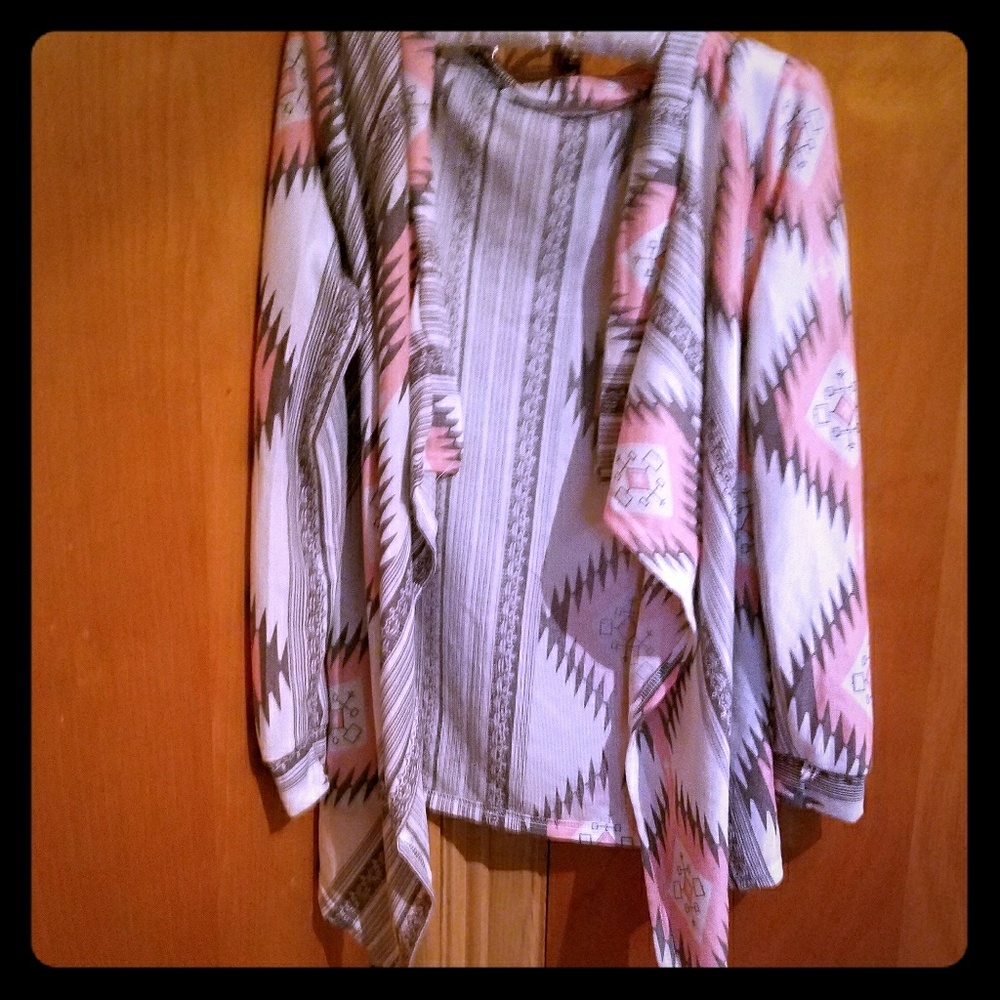 $⬇Pink grey and white cardigan