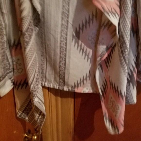 $⬇Pink grey and white cardigan - Picture 2 of 3