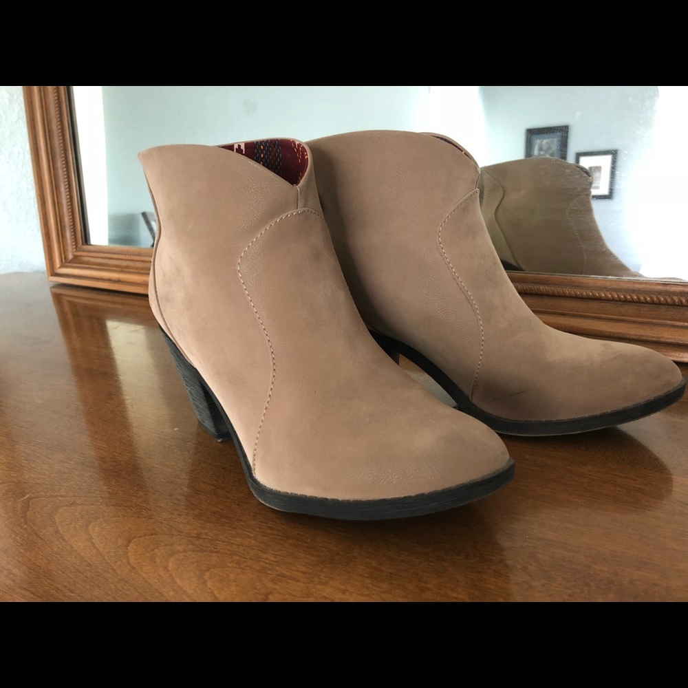 Blowfish camel colored ankle booties (sz 9)
