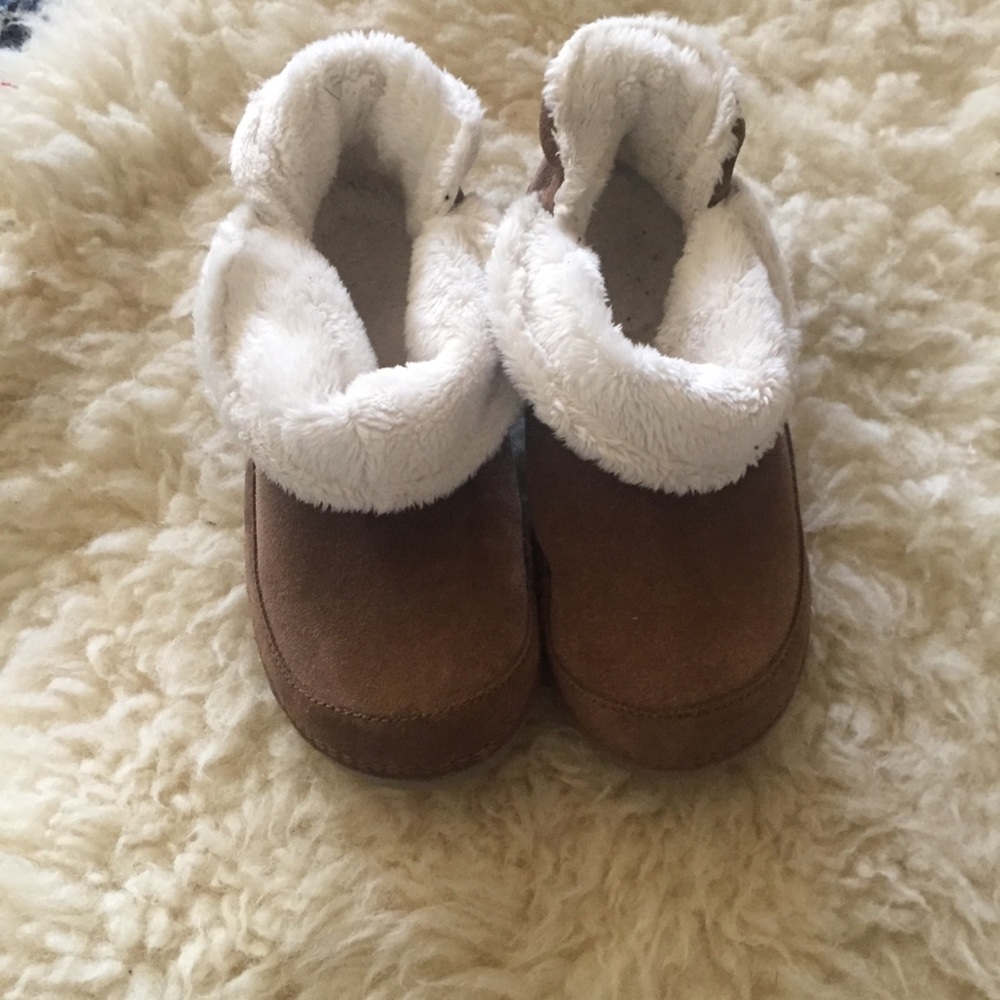 Croc fuzzy slip ons girls 2