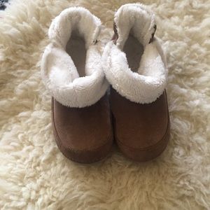 Croc fuzzy slip ons girls 2