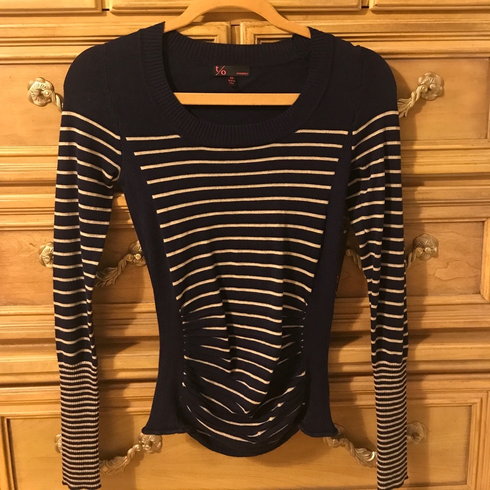 Fitted navy blue sweater
