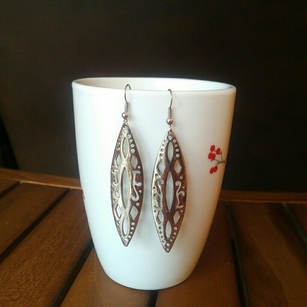 Fashion dangling earrings