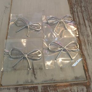 🆕 Set of 4 Silver Toned Bow Hair Clips