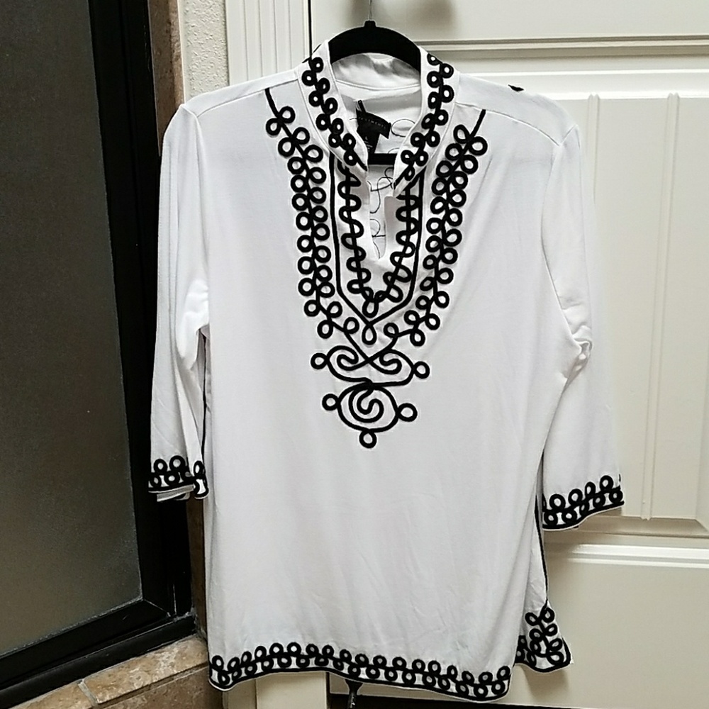Black/white long sleeve blouse