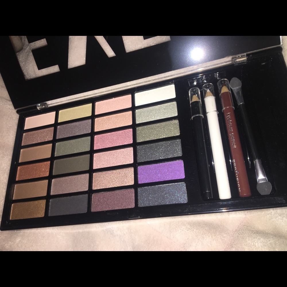 ✨FLASH SALE ✨NWOT makeup palette 🖤