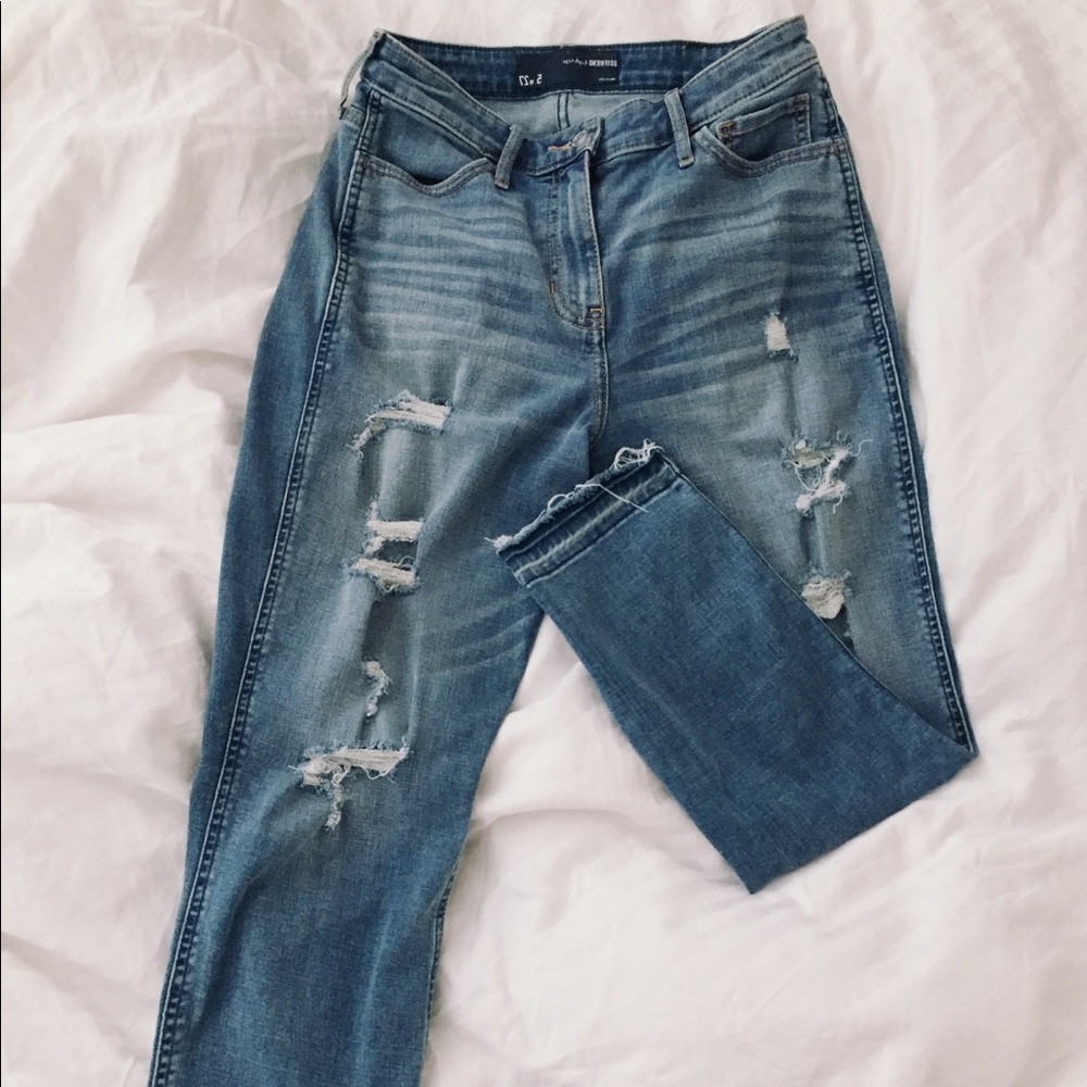 Slim Boyfriend Distressed Jeans with Raw Hem