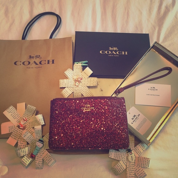 ๐Sold ๐COACH Sparkle Stars wristlet โญ๏ธ - Picture 3 of 6