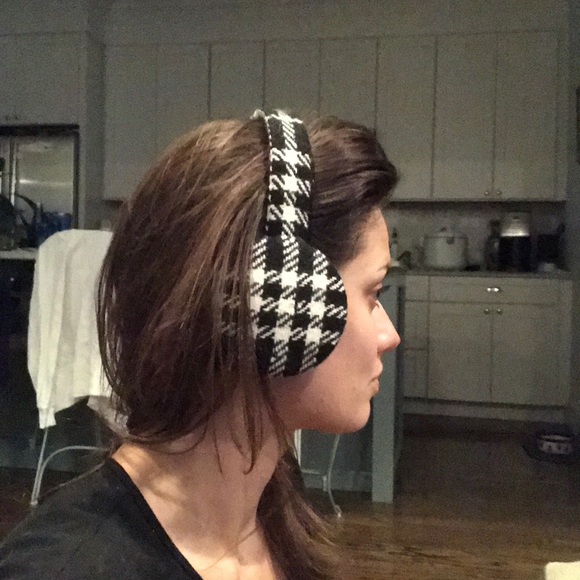 Burberry earmuffs in black and white - Picture 2 of 5