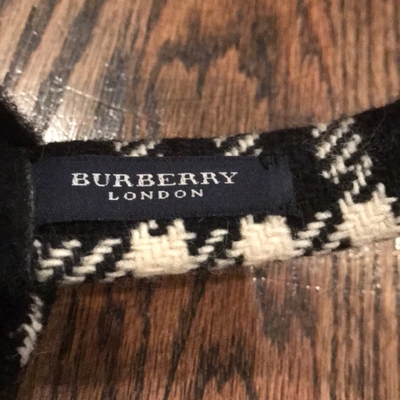 Burberry earmuffs in black and white - Picture 3 of 5