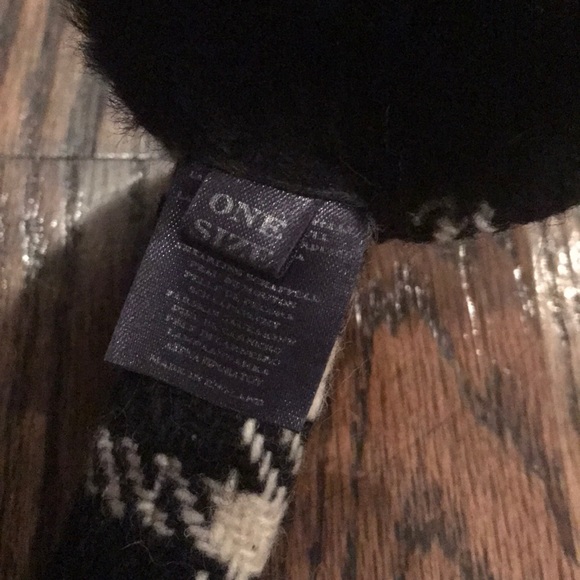 Burberry earmuffs in black and white - Picture 4 of 5