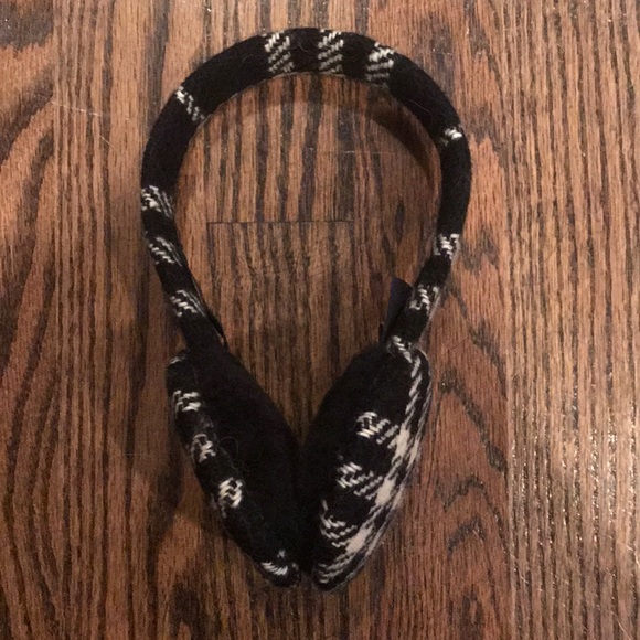 Burberry earmuffs in black and white - Picture 5 of 5