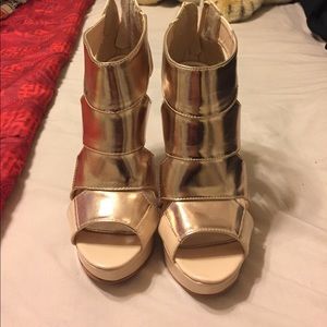 Cream/Metallic never worn heels! Tag still on!