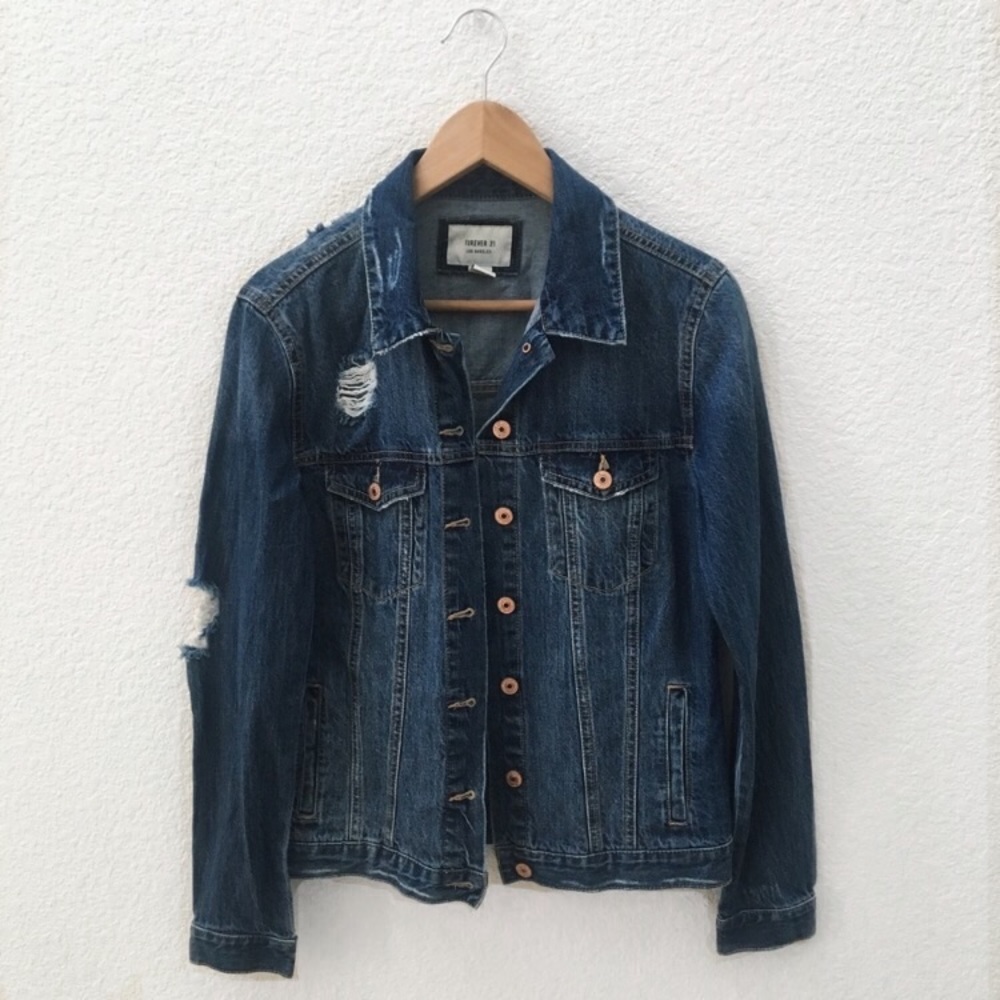 ⭐️ NEVER WORN ⭐️ oversized distressed denim jacket