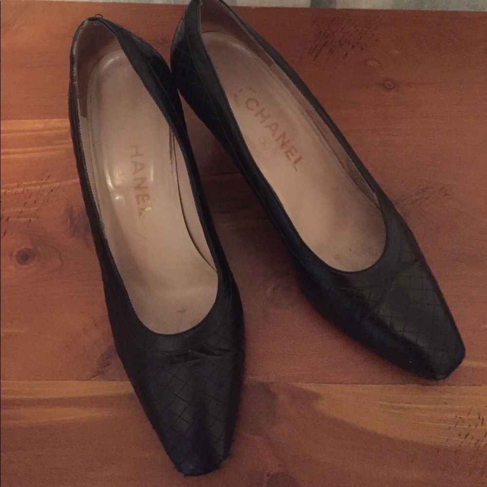 Vintage Chanel quilted leather pumps. Authentic