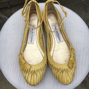 Pour la victoire yellow leather flat