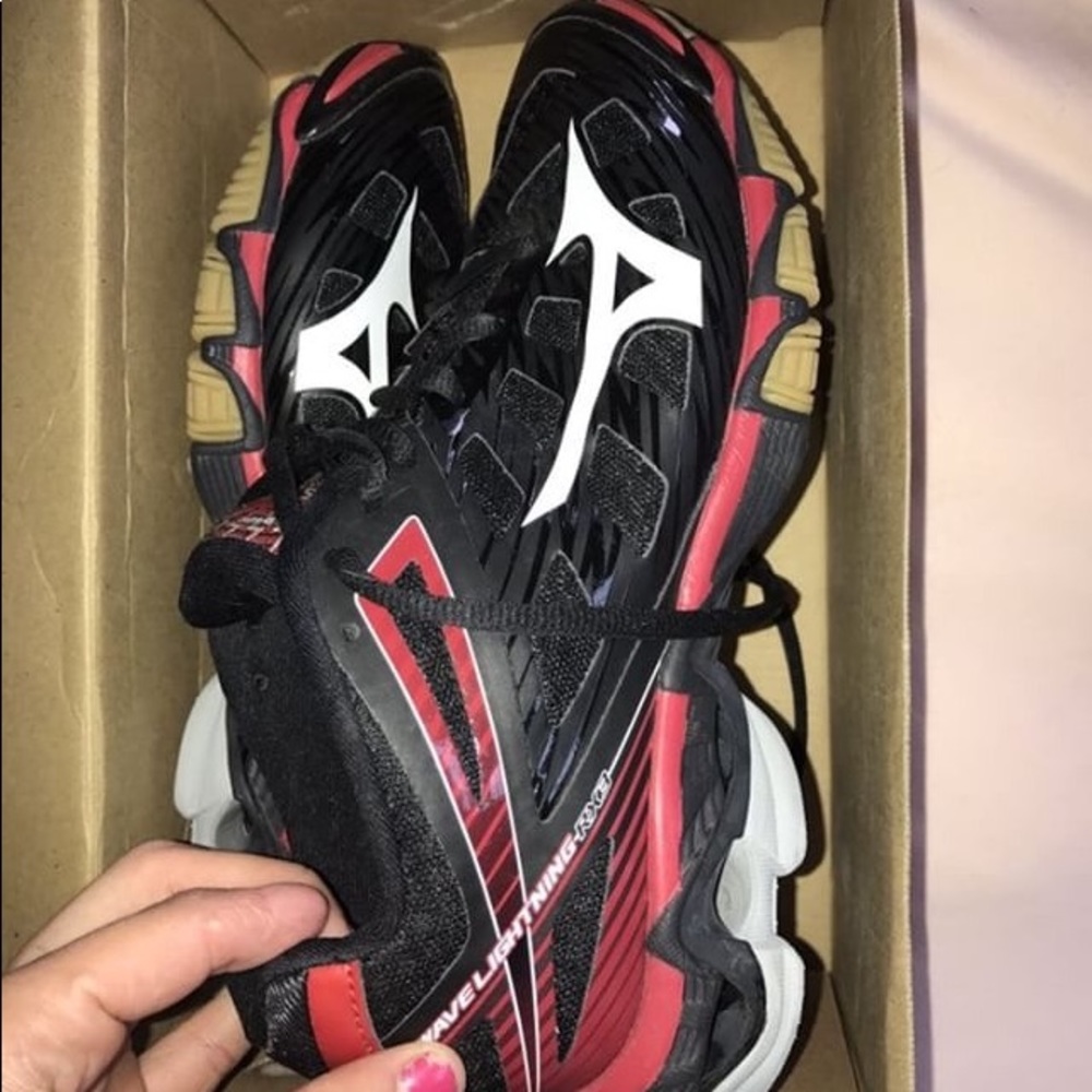 💥Womens volleyball shoes ALMOST NEW💥